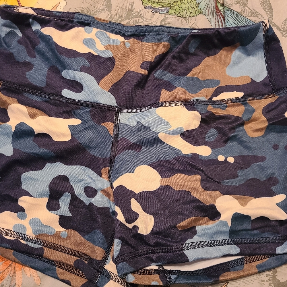 Fleo size large high rise shorts